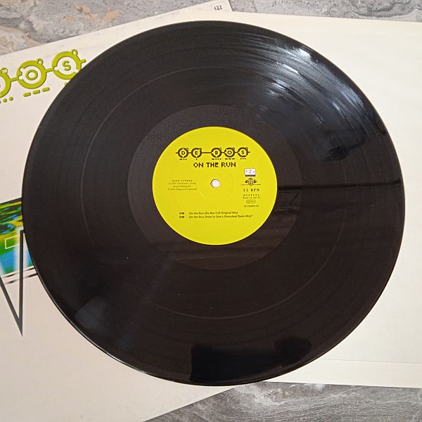 De Bos – On The Run (Vinyl,1997) - Image 2