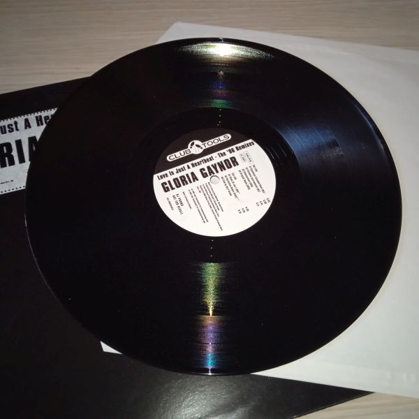 Gloria Gaynor – Love Is Just A Heartbeat - The '96 Remixes (Vinyl,1996) - Image 2